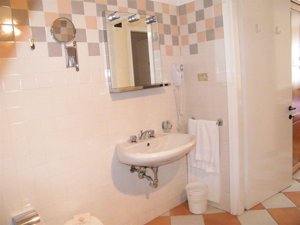 Hotel Montecodeno Varenna Bagian luar foto